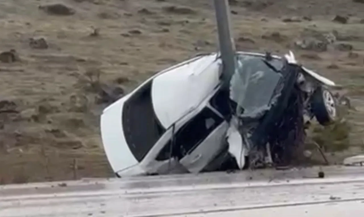 Trafik kazasında otomobilin geldiği hal dehşete düşürdü: Direk ikiye katladı