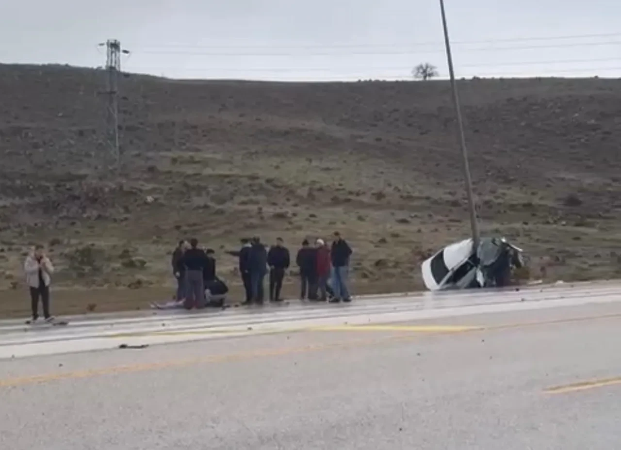 Trafik kazasında otomobilin geldiği hal dehşete düşürdü: Direk ikiye katladı