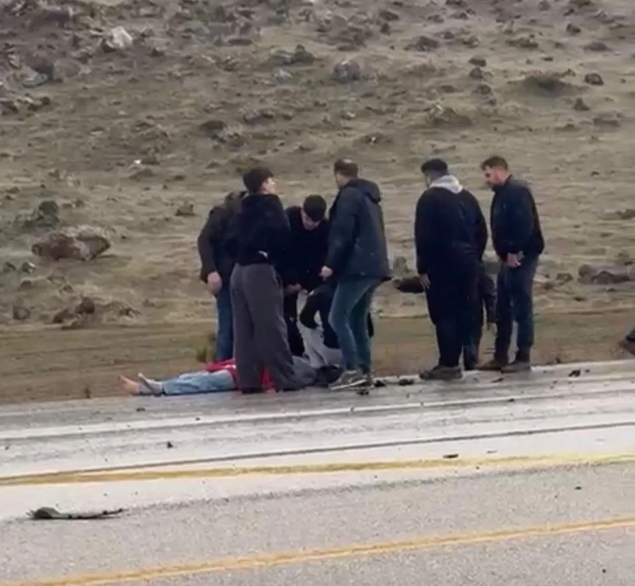 Trafik kazasında otomobilin geldiği hal dehşete düşürdü: Direk ikiye katladı