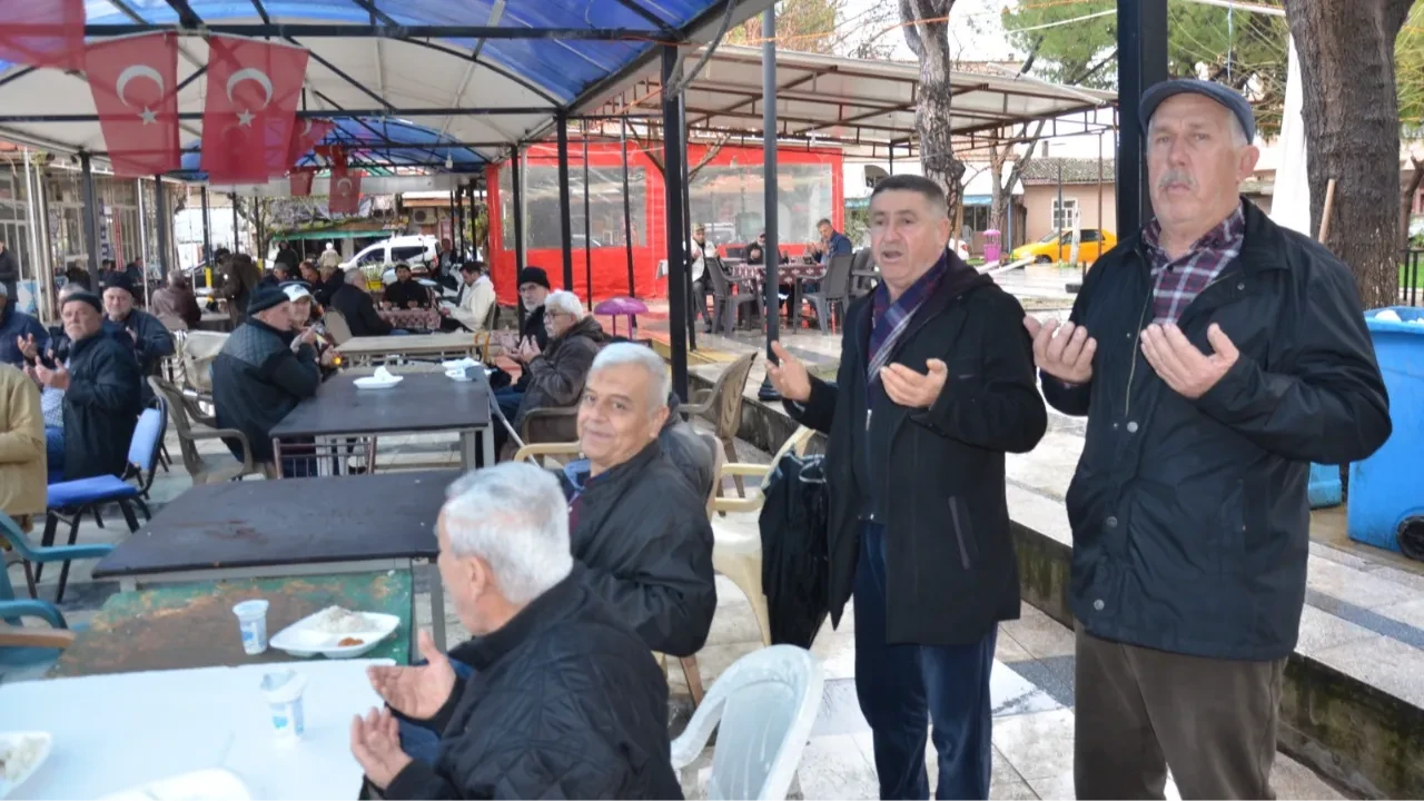 Yağan yağmurlar yüz güldürdü! Köylüye ‘Şükür’ hayrı dağıtıldı