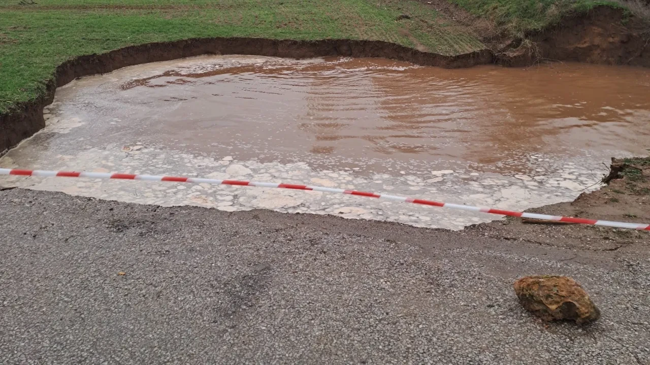 Yağmurun ardından yol çöktü: 4 metre derinliğinde çukur oluştu