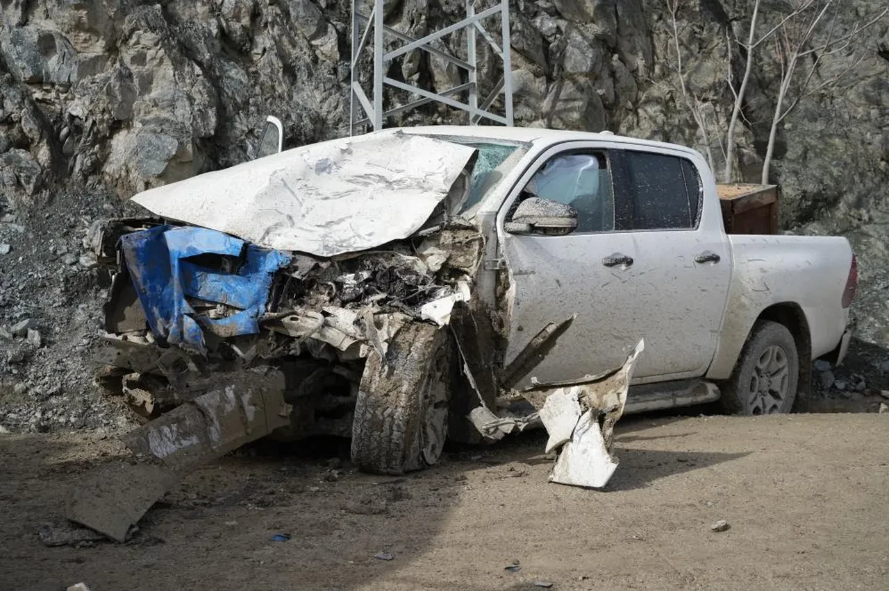 Akaryakıt tankeri ile çarpışan kamyonet hurdaya döndü! 3 yaralı