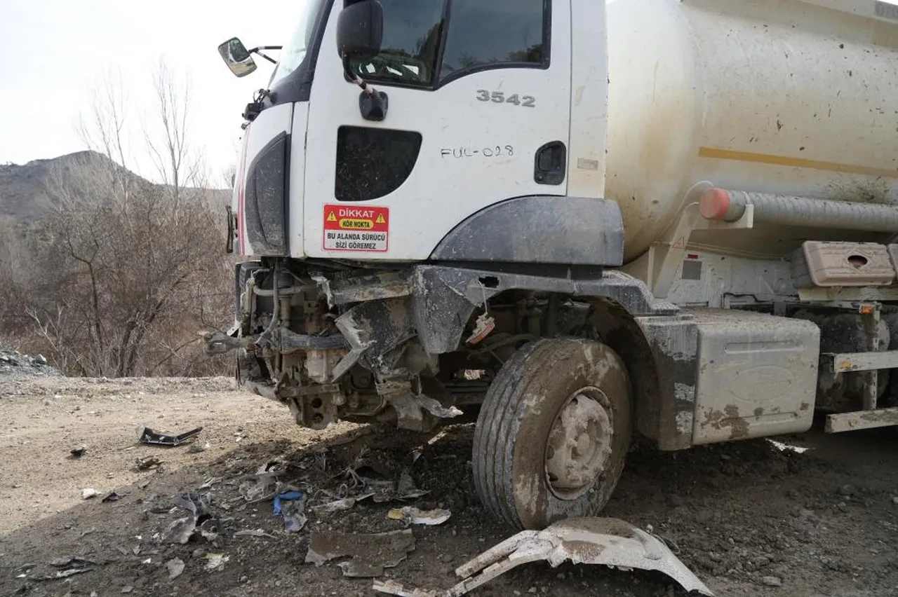 Akaryakıt tankeri ile çarpışan kamyonet hurdaya döndü! 3 yaralı