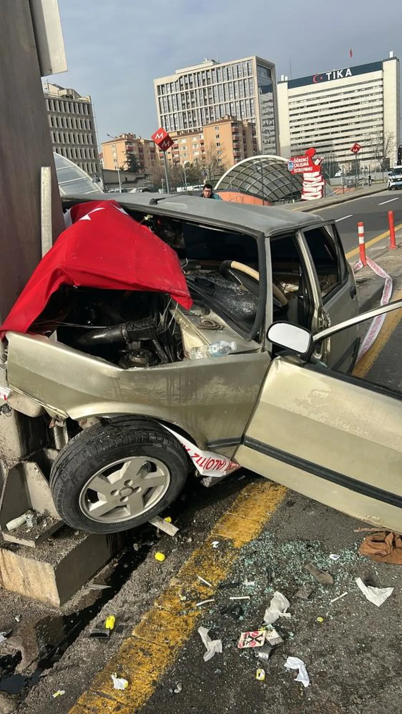 Ankara’da otomobil bariyerlere çarptı! Sürücü araç içerisinde sıkıştı