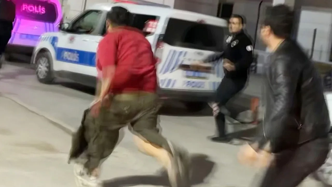 Bıçaklanarak yaralanmalarına rağmen gazetecilere saldırdılar