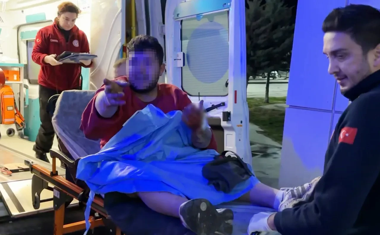 Bıçaklanarak yaralanmalarına rağmen gazetecilere saldırdılar