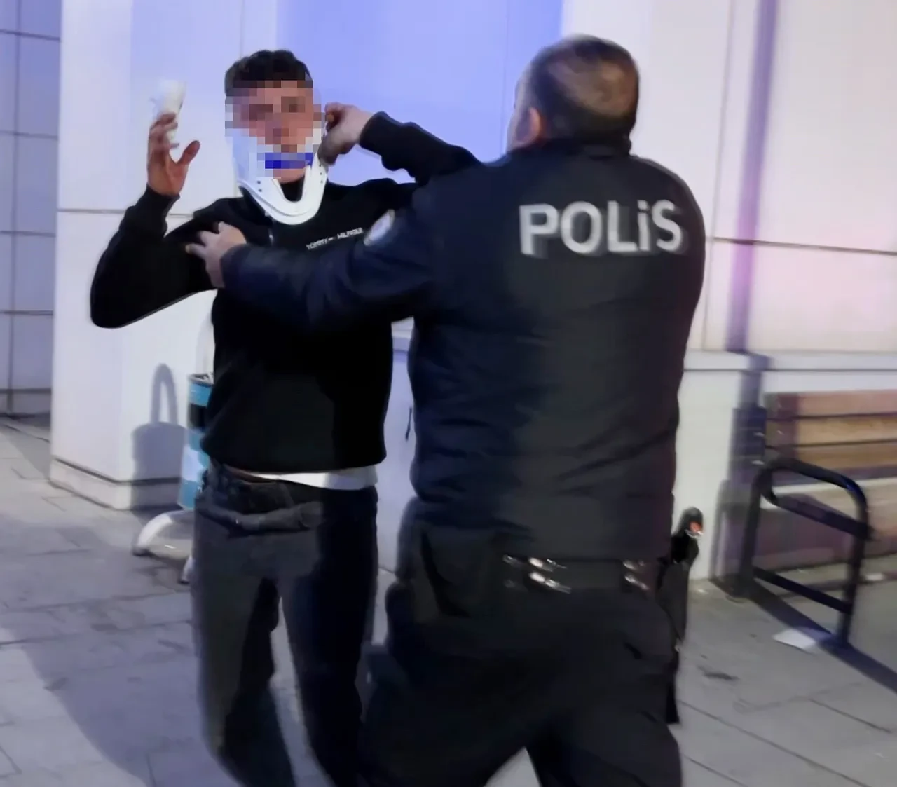 Bıçaklanarak yaralanmalarına rağmen gazetecilere saldırdılar