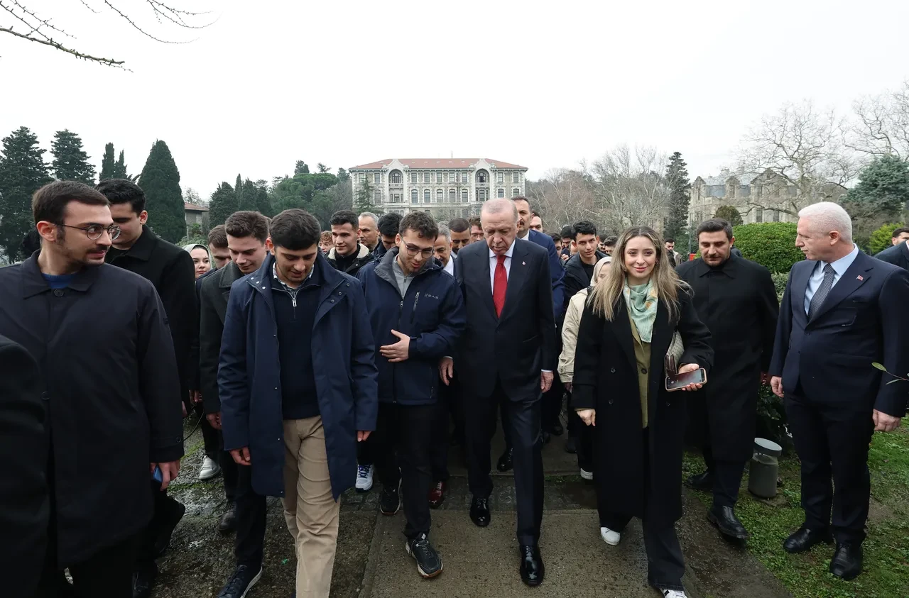 Boğaziçi'nde 'AK Gençlik' iddiasına tepki! Cumhurbaşkanı Erdoğan'ı karşılayanlar kimdi?