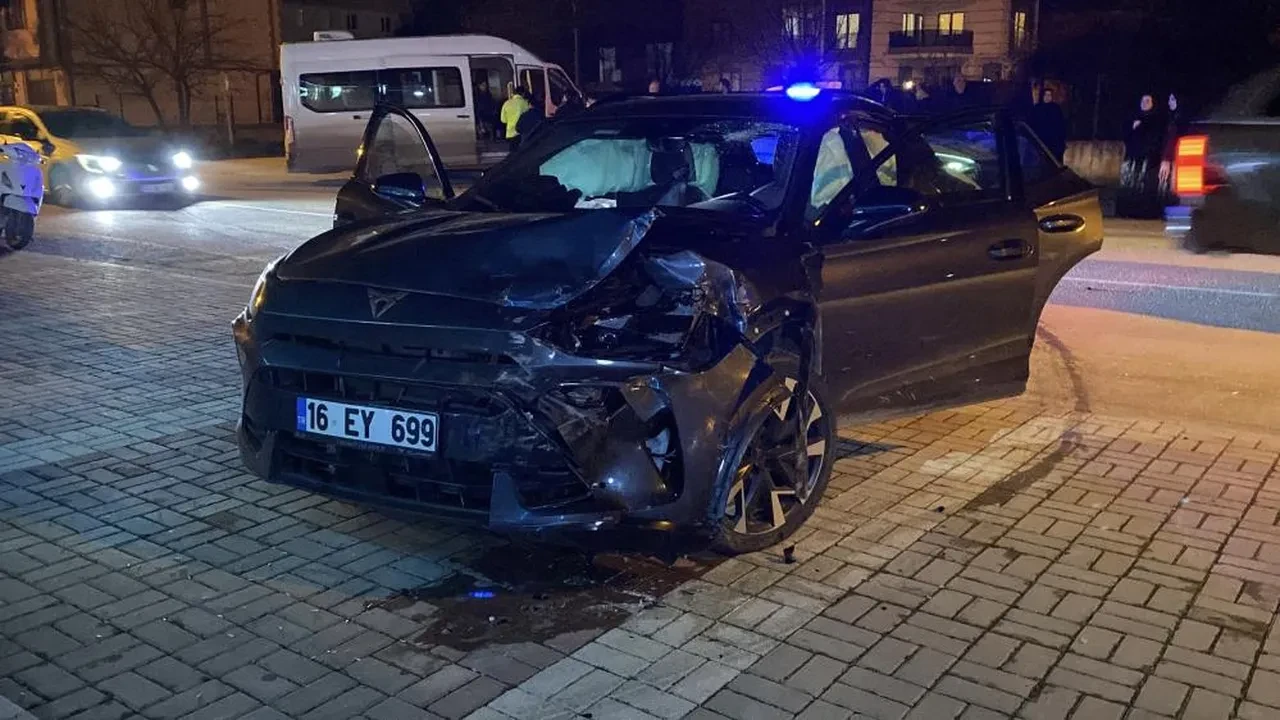 Bursa'da kontrolsüz kavşakta feci kaza: 9 kişi yaralı