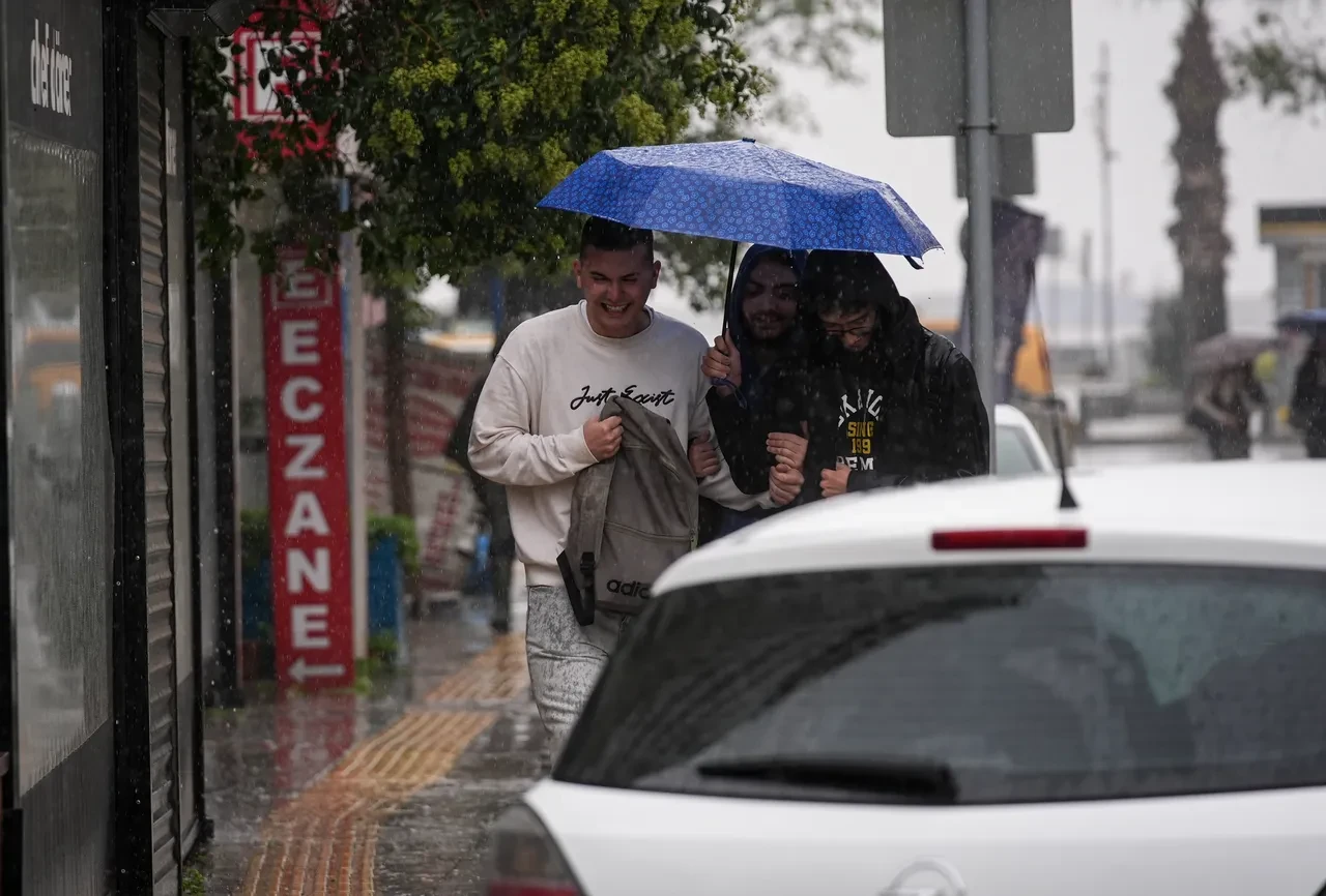 Çöl tozuna dikkat! Meteoroloji 9 ili sarı kodla uyardı: Havadan çamur yağacak