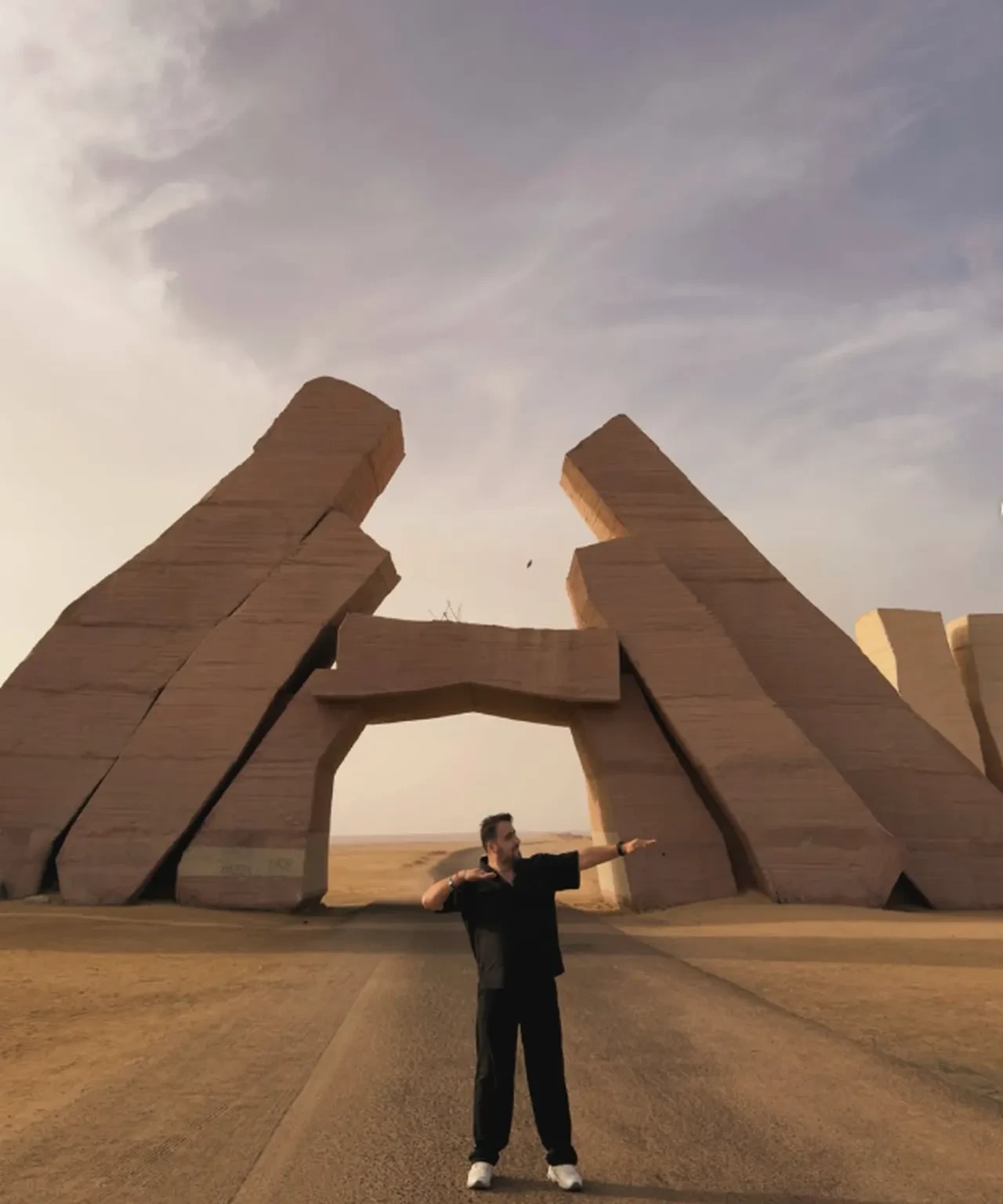 Fenomen isim hakkında şok bir iddia daha! “Dolandırıcı Seyyah”: Depremde nişanlım öldü dedi güven kazandı, paraların üstüne yattı   