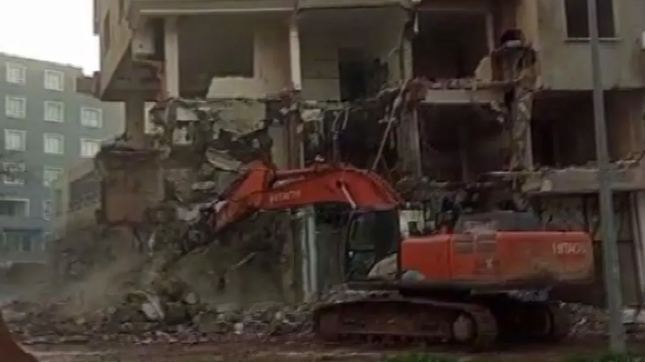 İş makinesinin tek darbesi yetti! 5 katlı bina yerle bir oldu