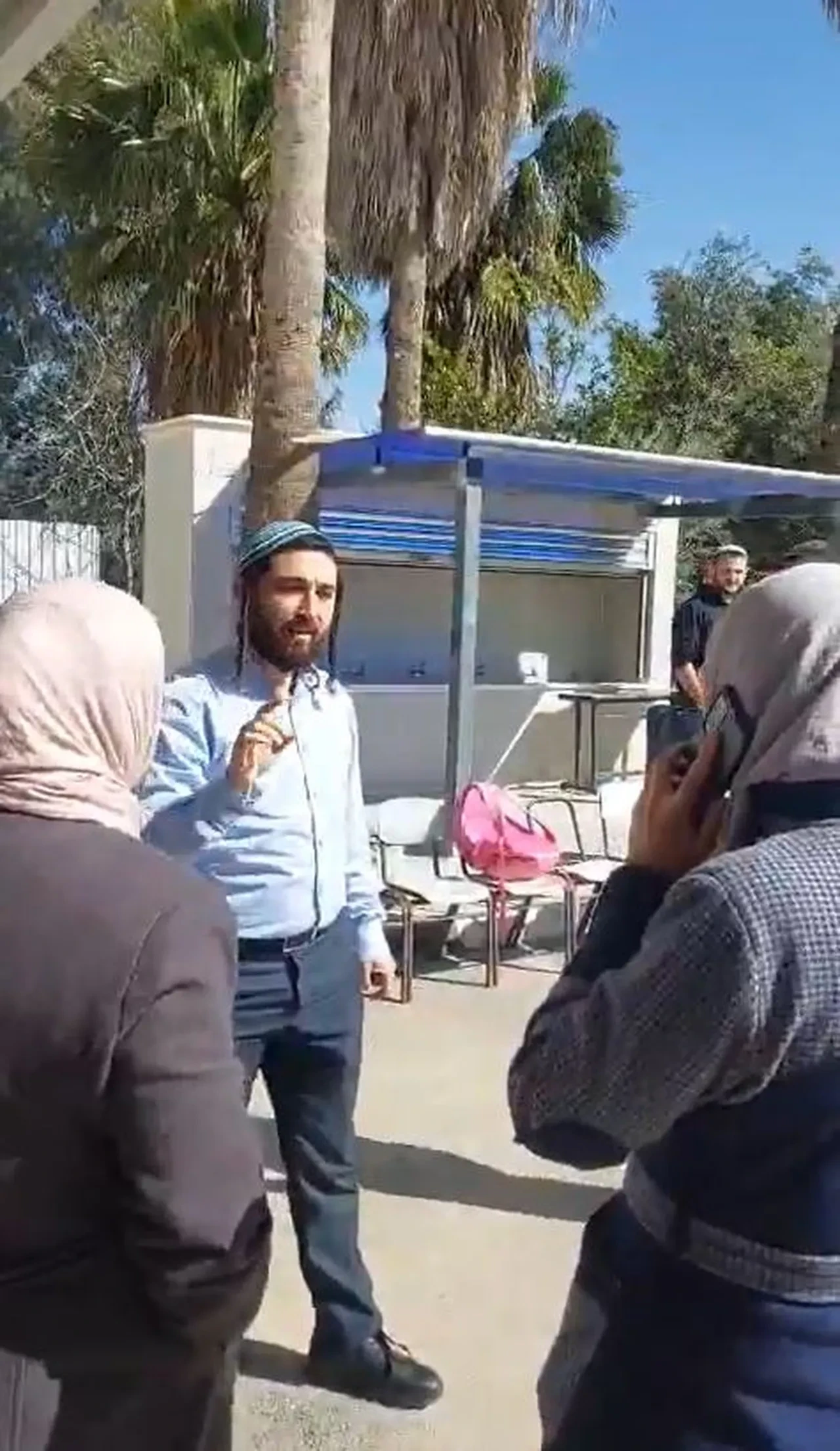 İsrailli milletvekili Tzukot Nablus'ta kız lisesini bastı