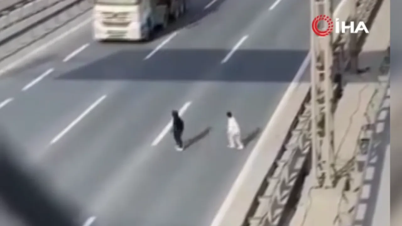 İzlemeye kalp dayanmaz! Çocukların TEM’deki tehlikeli yolculuğu kamerada