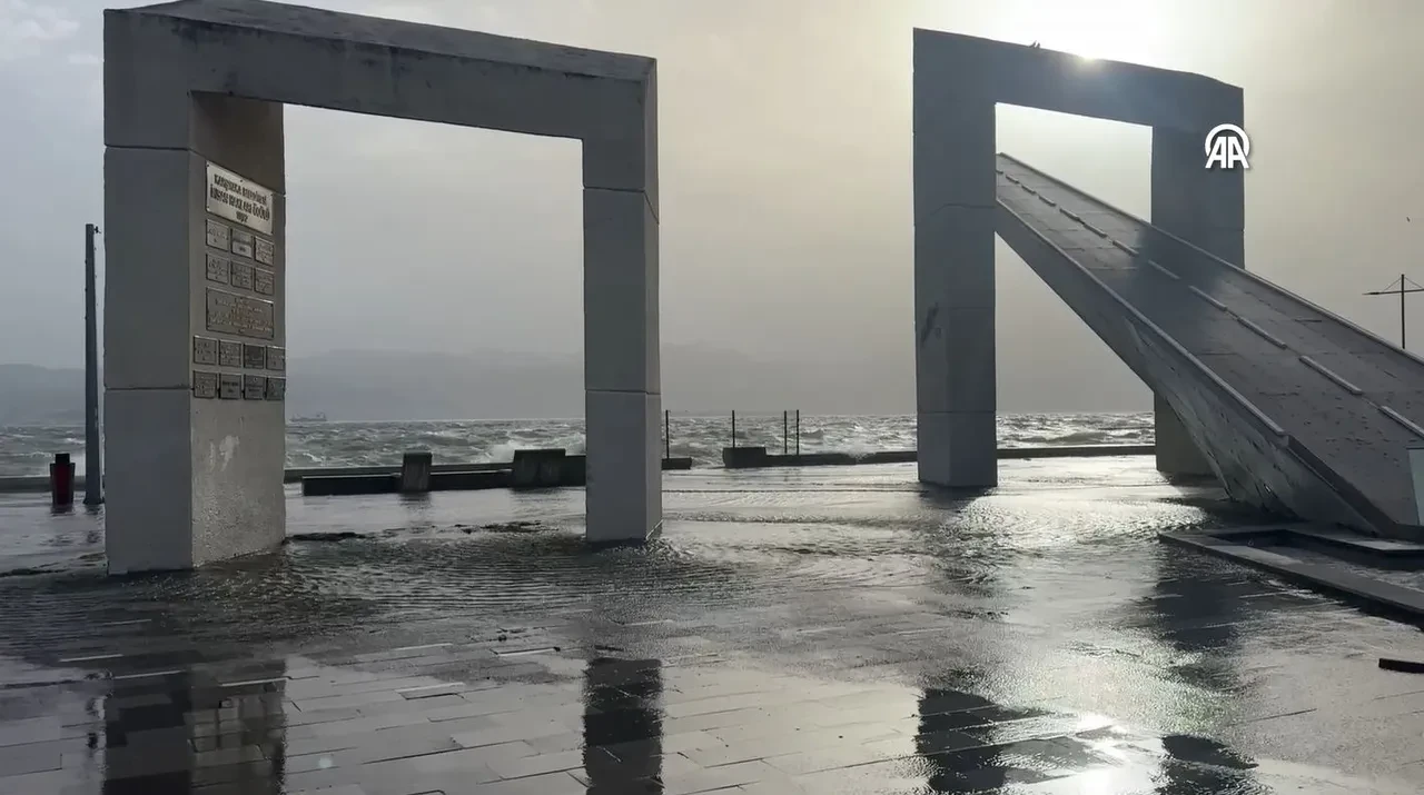 İzmir'de kuvvetli fırtınada deniz taştı! Araçlar yol almakta zorlandı, vatandaş ayağına torba geçirdi