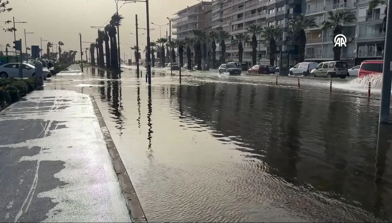 İzmir'de kuvvetli fırtınada deniz taştı! Araçlar yol almakta zorlandı, vatandaş ayağına torba geçirdi