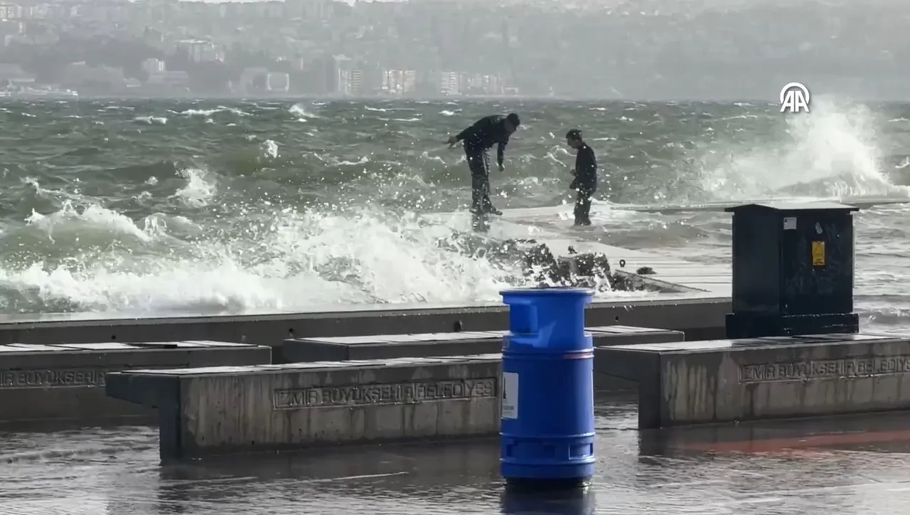 İzmir'de kuvvetli fırtınada deniz taştı! Araçlar yol almakta zorlandı, vatandaş ayağına torba geçirdi