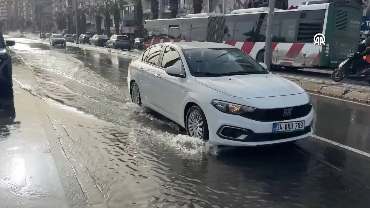 İzmir'de kuvvetli fırtınada deniz taştı! Araçlar yol almakta zorlandı, vatandaş ayağına torba geçirdi