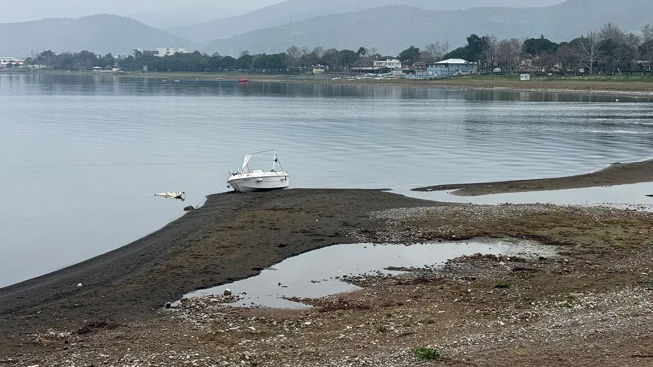 İznik Gölü'nde endişelendiren görüntüler! Yağışlara rağmen çekilme durdurulamadı, acil önlem çağrısı yaptılar