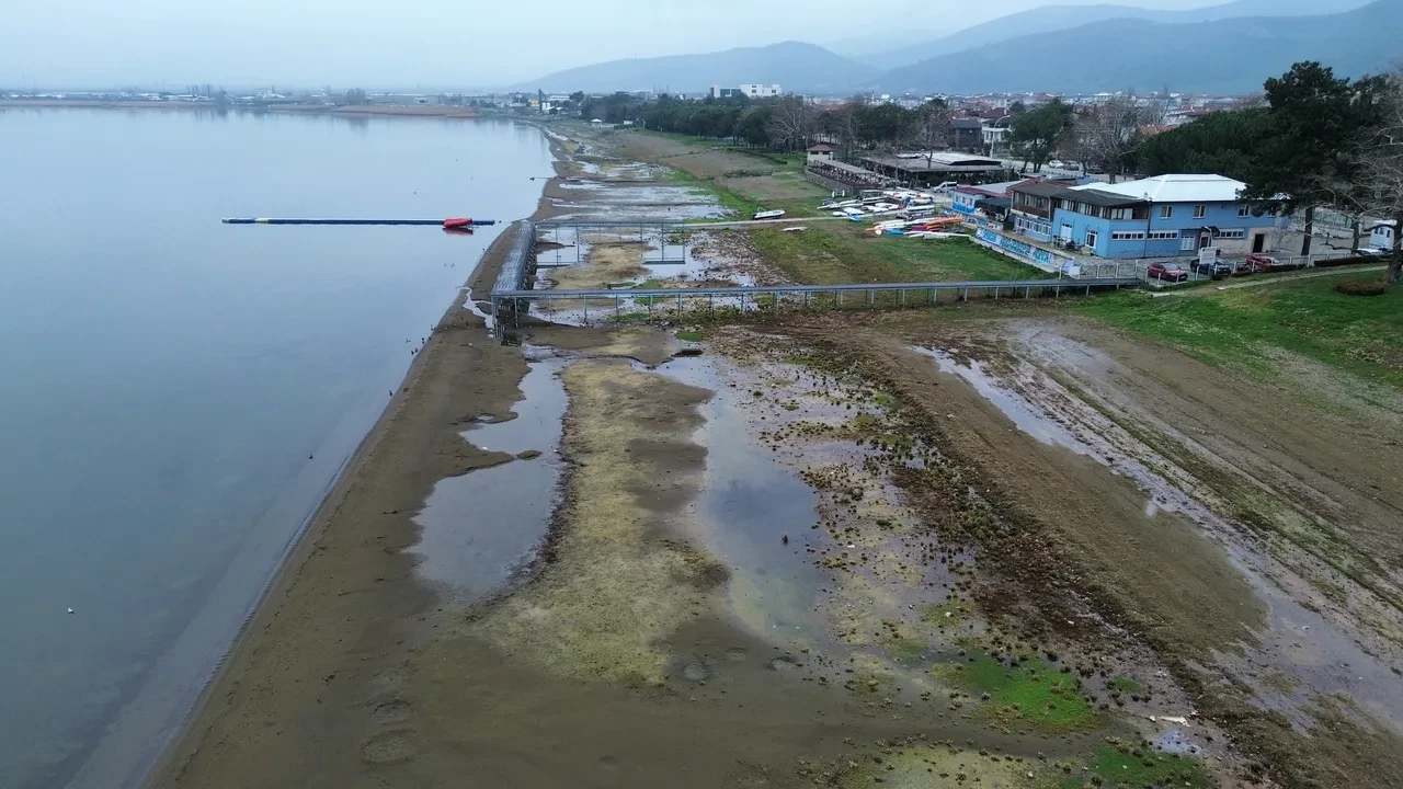 İznik Gölü'nde endişelendiren görüntüler! Yağışlara rağmen çekilme durdurulamadı, acil önlem çağrısı yaptılar