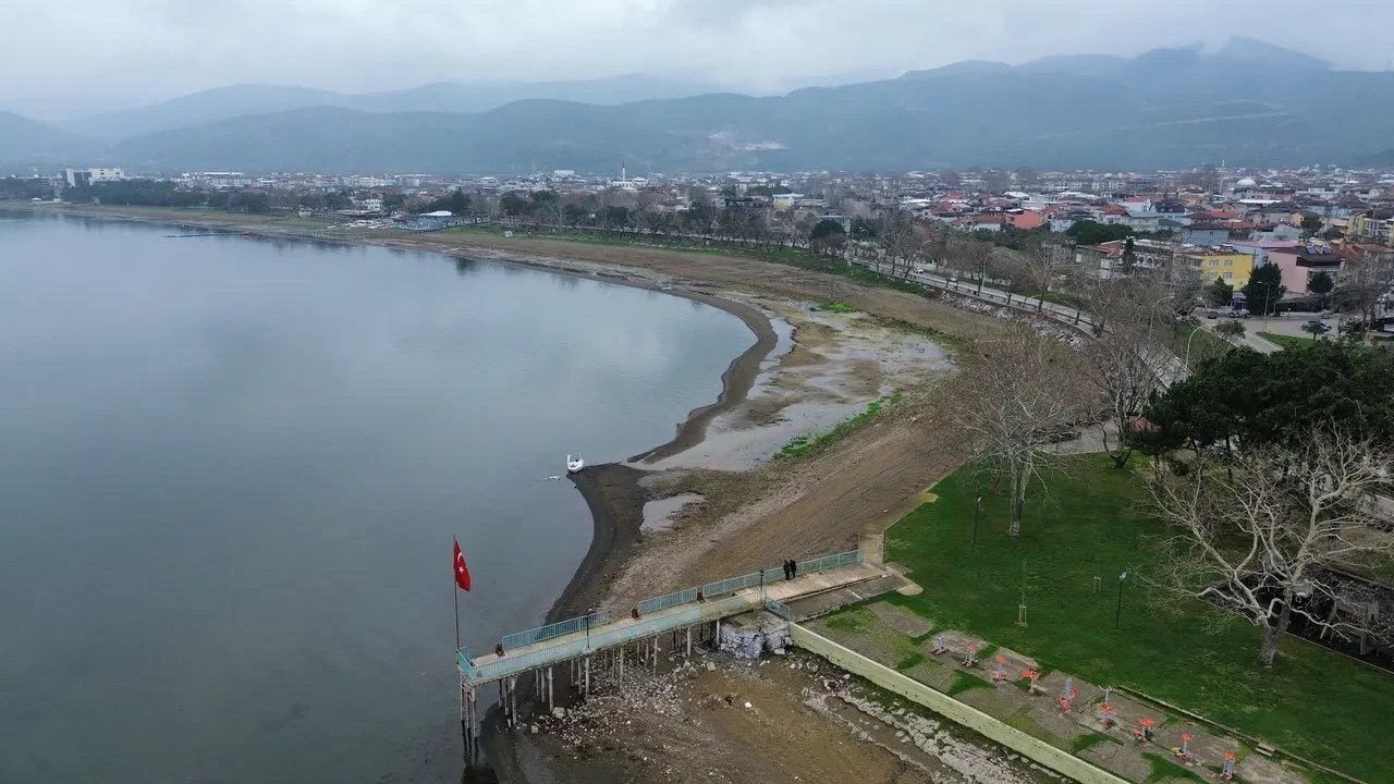 İznik Gölü'nde endişelendiren görüntüler! Yağışlara rağmen çekilme durdurulamadı, acil önlem çağrısı yaptılar