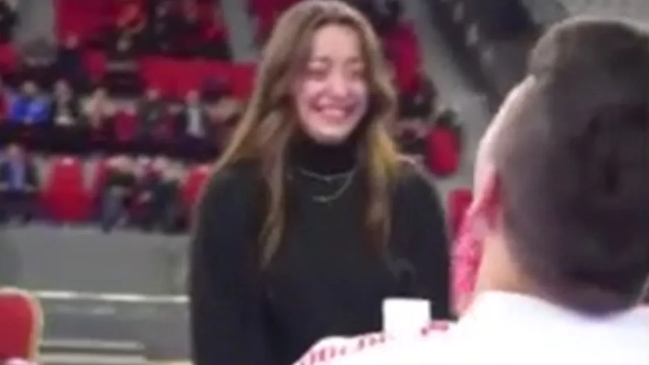 Karate Şampiyonası'nda evlilik teklifi görenleri şaşırttı