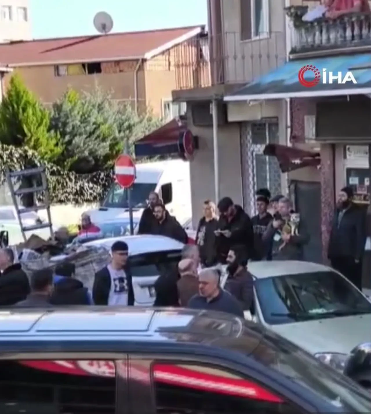 Küçükçekmece'de 'Ne işiniz var burada' diyerek polise satırla saldıran madde bağımlısı tutuklandı