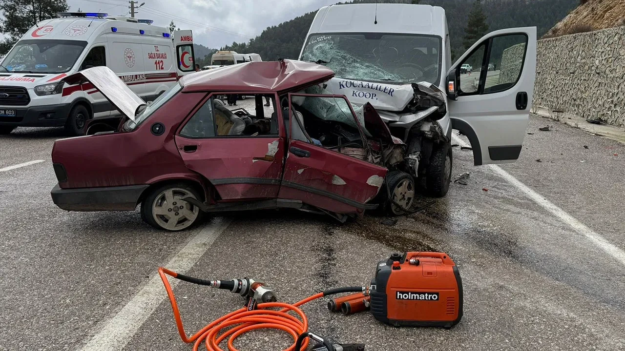 Otomobil ile minibüsün kafa kafaya çarpıştığı kazadan acı haber: 2 ölü, 4 yaralı