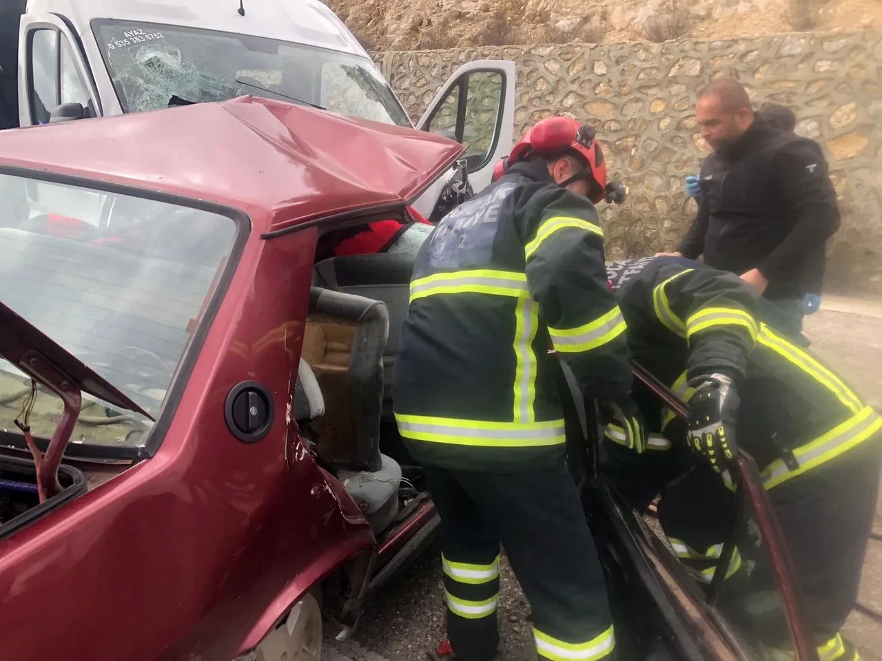 Otomobil ile minibüsün kafa kafaya çarpıştığı kazadan acı haber: 2 ölü, 4 yaralı