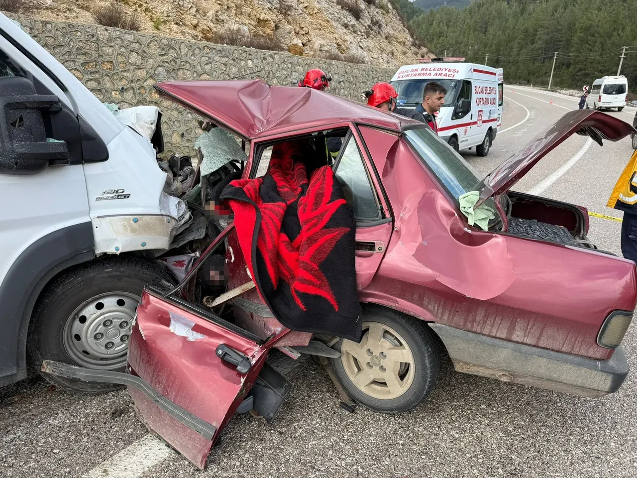 Otomobil ile minibüsün kafa kafaya çarpıştığı kazadan acı haber: 2 ölü, 4 yaralı