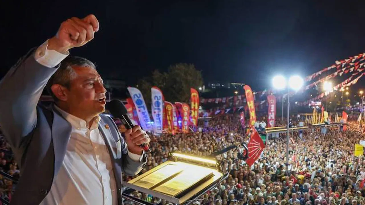 Özgür Özel'in mitingi öncesi CHP'de istifa! Zeytin ağacı kestirmesiyle gündemdeydi