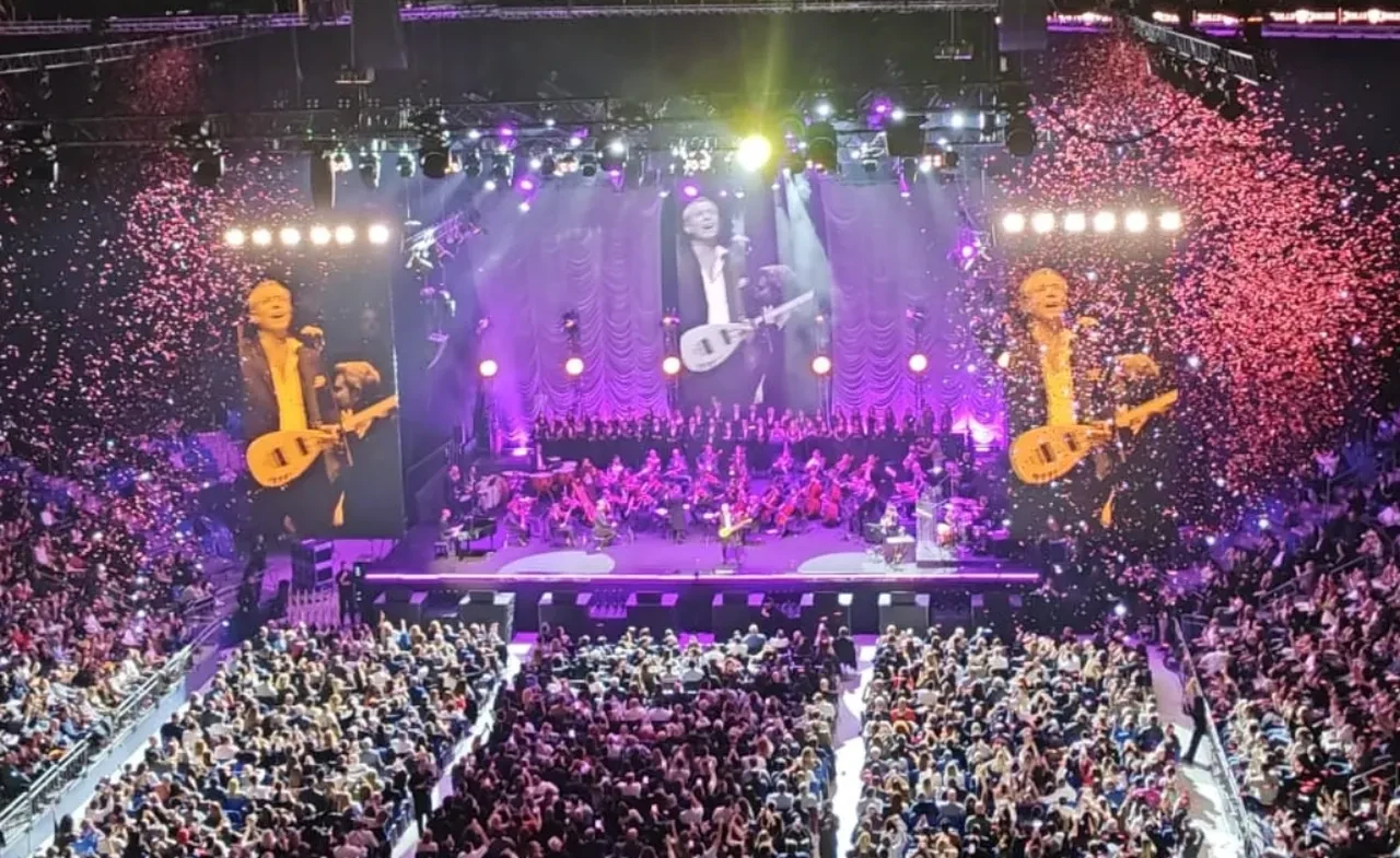 Senfonik gecede gençler değil, hatıralar vardı! Levent Yüksel 30. Yıl Konseri ile eski aşkların kapısını çaldı