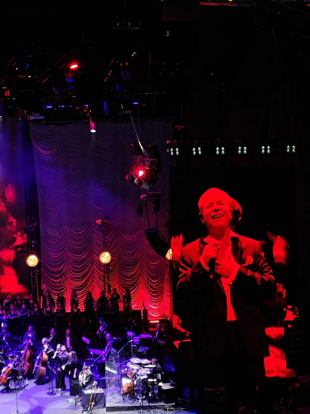 Senfonik gecede gençler değil, hatıralar vardı! Levent Yüksel 30. Yıl Konseri ile eski aşkların kapısını çaldı