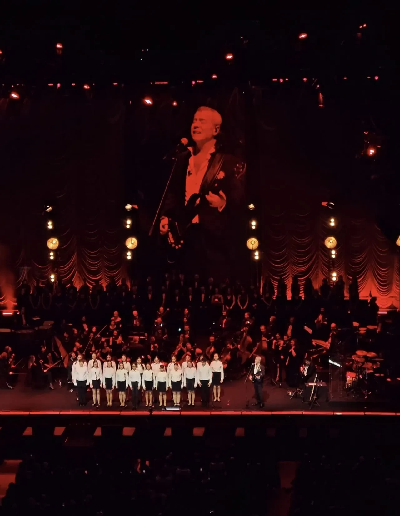 Senfonik gecede gençler değil, hatıralar vardı! Levent Yüksel 30. Yıl Konseri ile eski aşkların kapısını çaldı