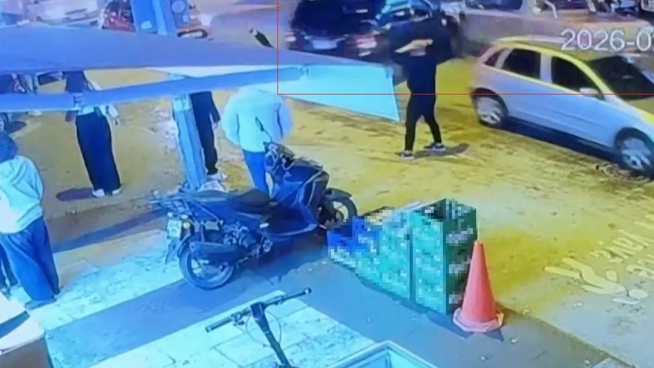 Aniden hızlanan otomobil yaya ve araçların arasına daldı