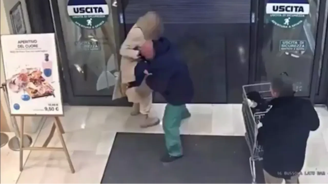 Annesinin elini tutan çocuğu kaçırmaya çalıştı!