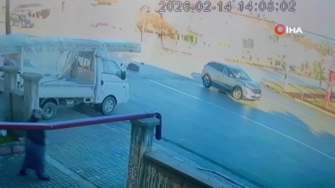 Aracın çarptığı yaya yola savruldu! Olay anı kamerada 