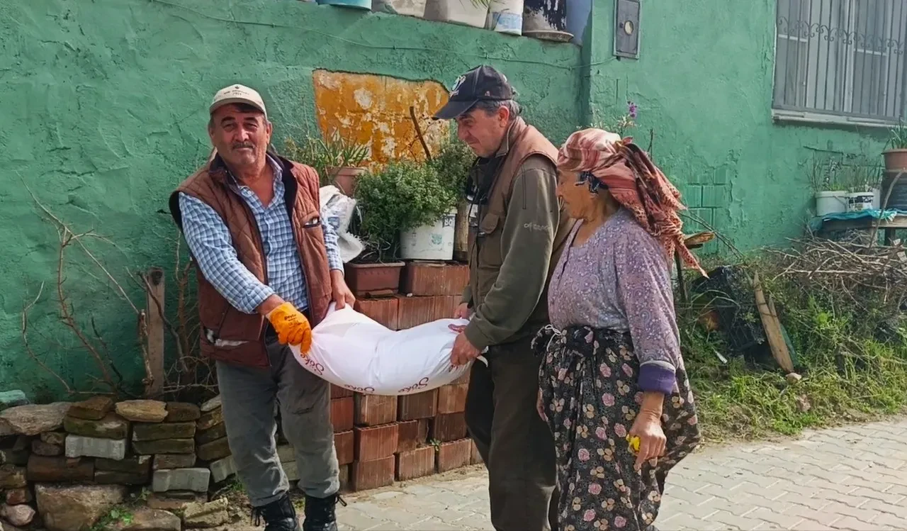 Baharın habercisi şanslı geldi: İlk leyleği gören yaşlı kadın bir çuval unu kaptı