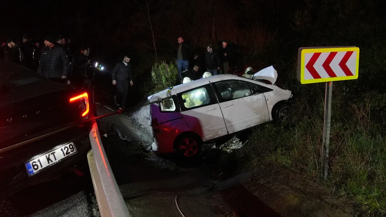 Beykoz'da iki araç kafa kafaya çarpıştı: 1 ölü, 5 yaralı