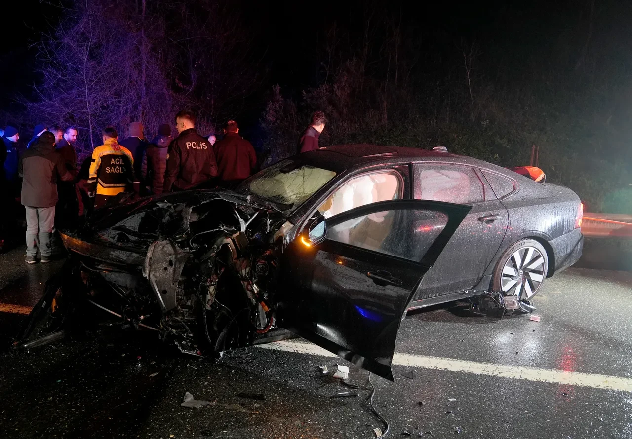Beykoz'da iki araç kafa kafaya çarpıştı: 1 ölü, 5 yaralı