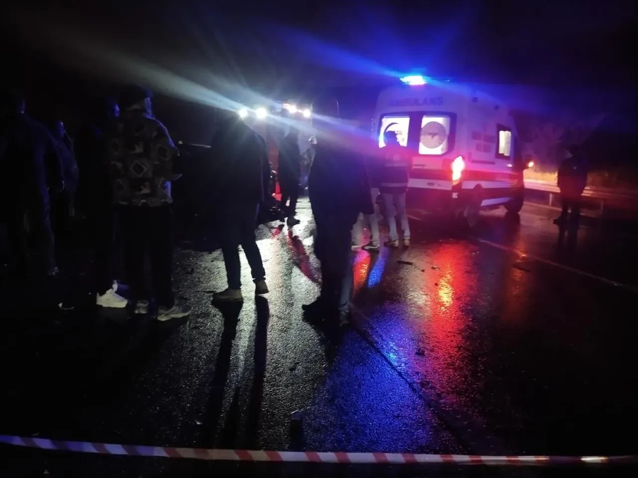 Beykoz'da iki araç kafa kafaya çarpıştı: 1 ölü, 5 yaralı