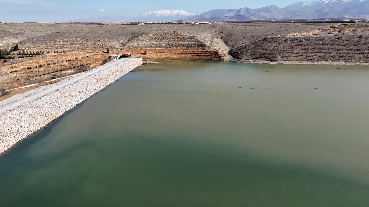 Bir baraj daha tamamen doldu! Debi aşırı arttı: Su tahliyesine başlandı