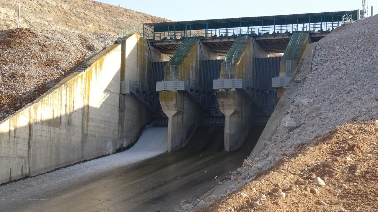 Bir baraj daha tamamen doldu! Debi aşırı arttı: Su tahliyesine başlandı
