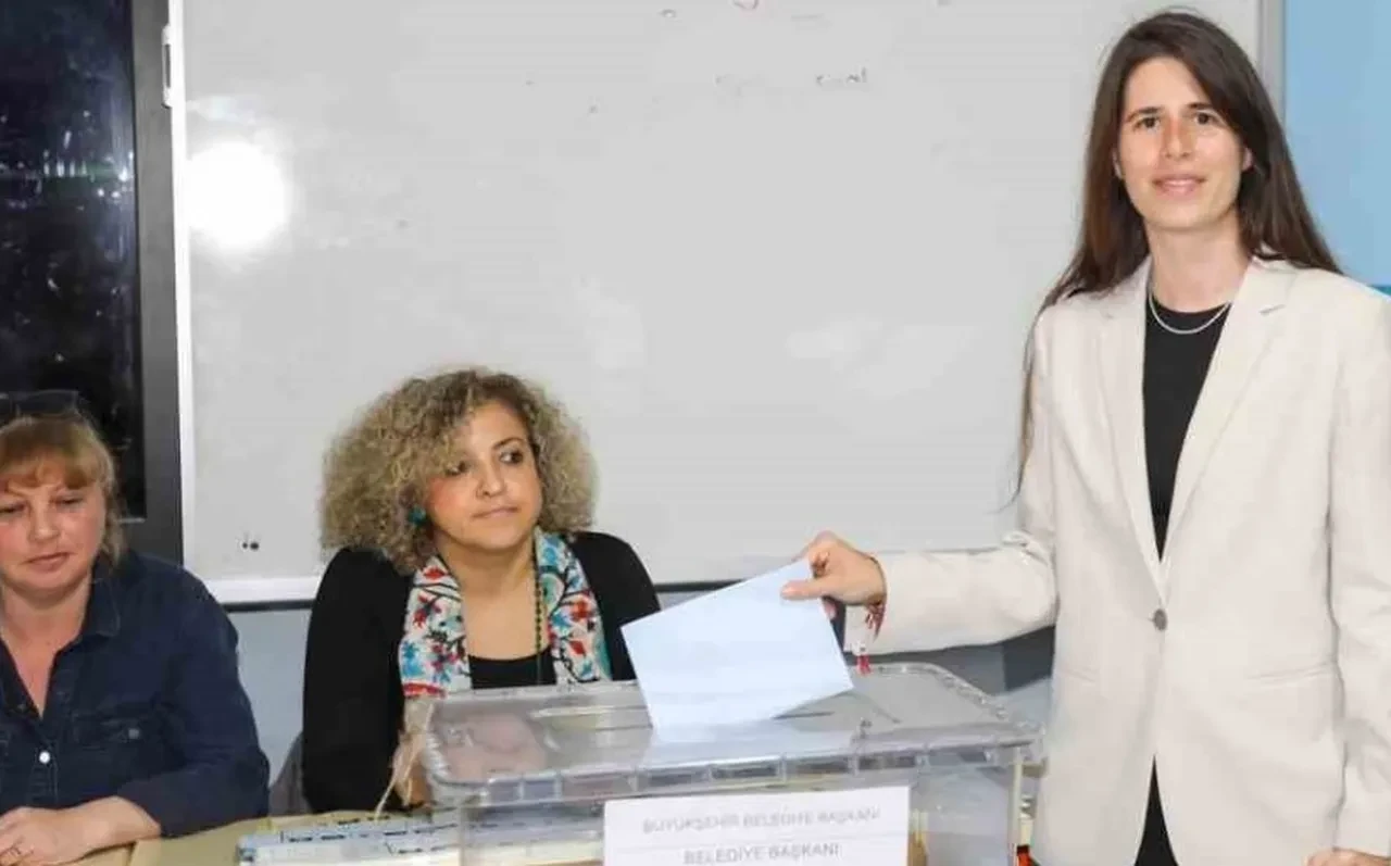 Çeşme Belediye Başkanı Lal Denizli uyuşturucu operasyonunda ifadeye çağrıldı