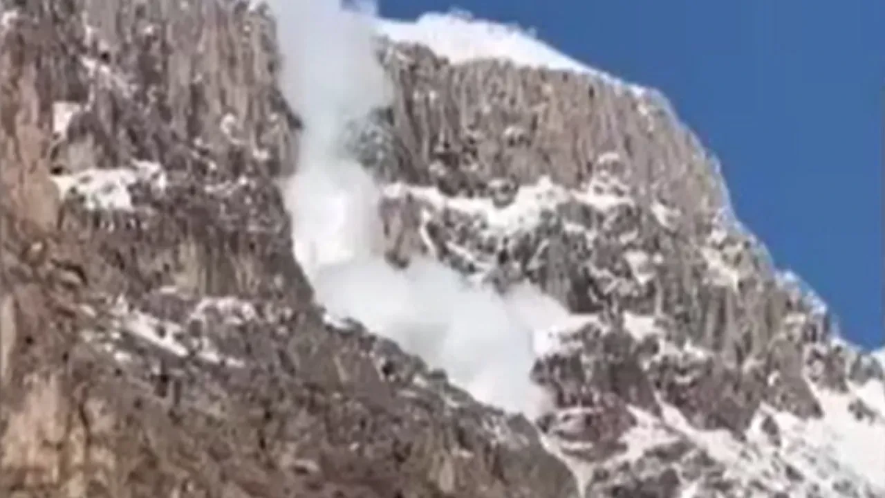 Dağdan kopan çığ böyle görüntülendi