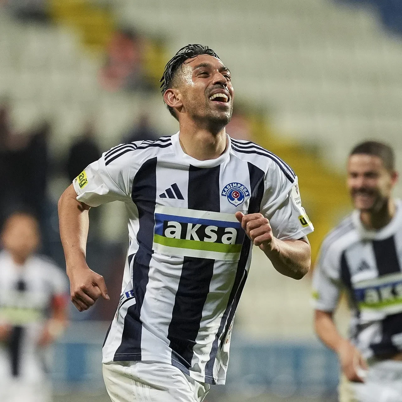 Emre Belözoğlu son dakikalarda kabusa dönen maçta Kasımpaşa'yla ilk zaferini yaşadı!