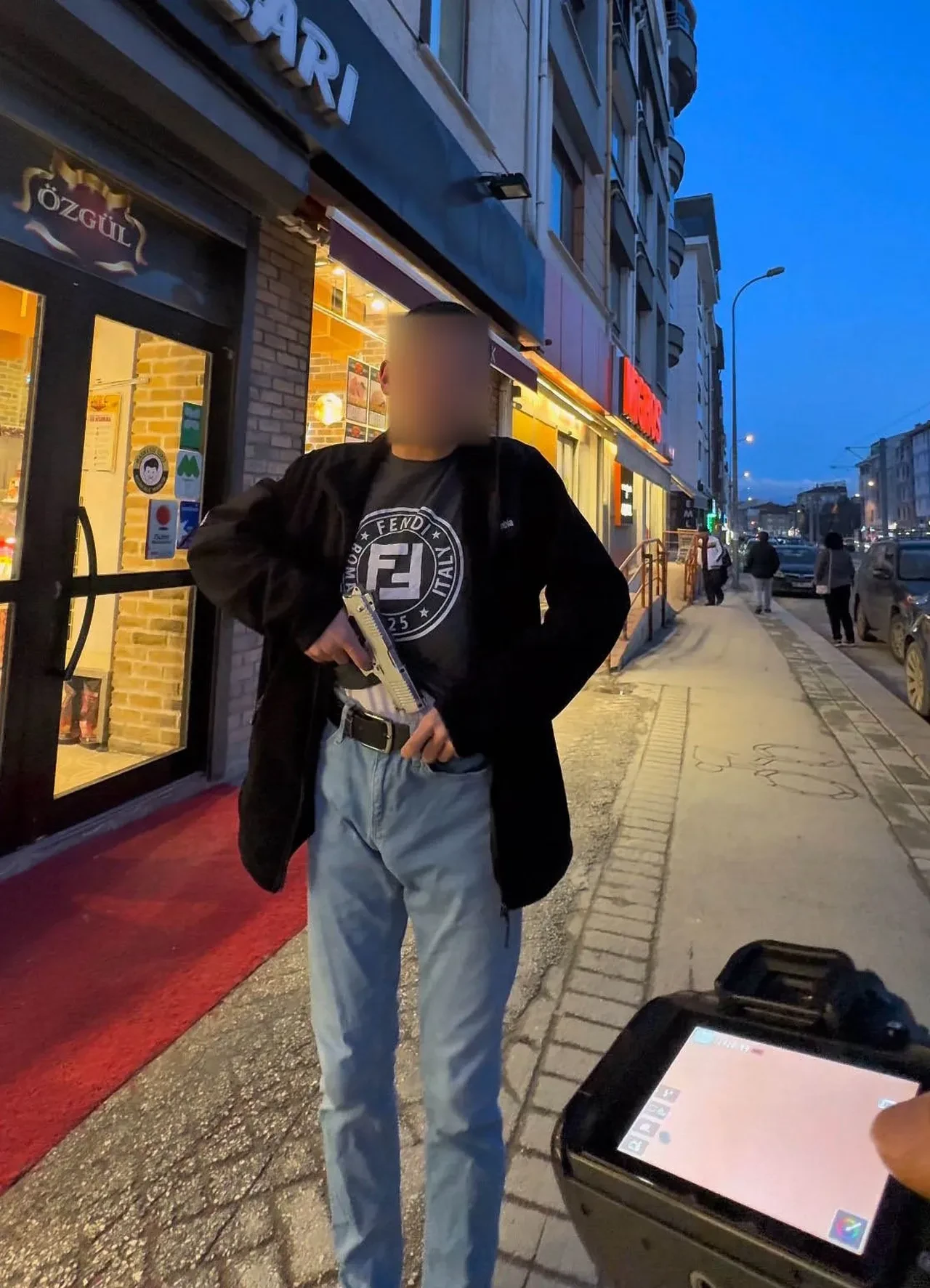 Fotoğrafını çekmek istediği şahıs silah çekti! Korkudan eli ayağı titredi: Verdiği cevap şoke etti