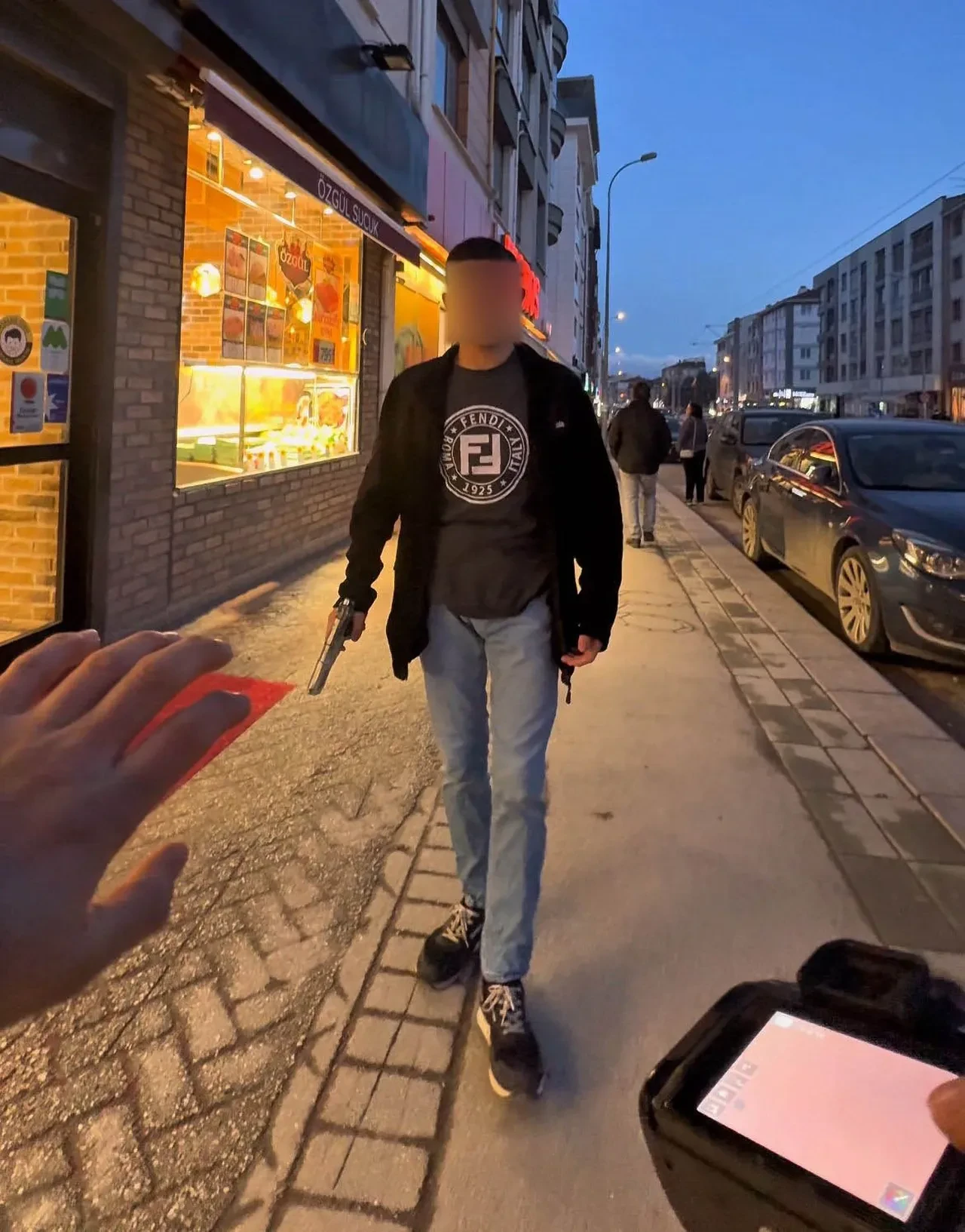 Fotoğrafını çekmek istediği şahıs silah çekti! Korkudan eli ayağı titredi: Verdiği cevap şoke etti