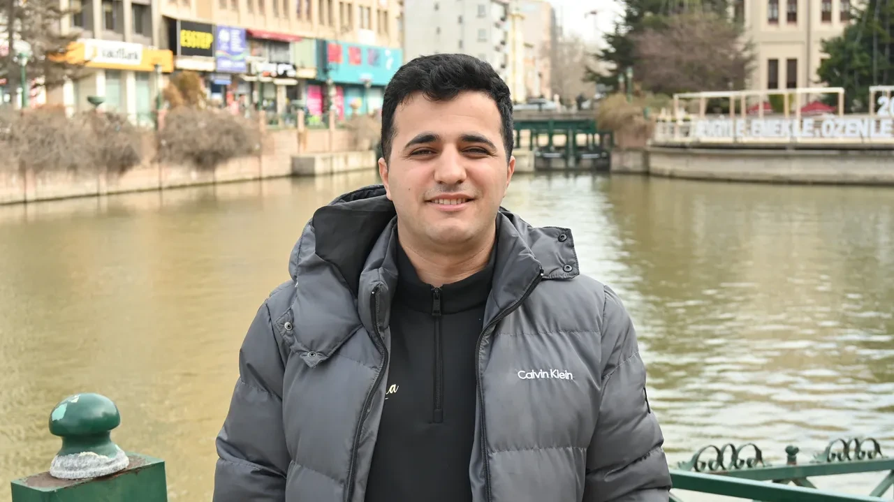 Fotoğrafını çekmek istediği şahıs silah çekti! Korkudan eli ayağı titredi: Verdiği cevap şoke etti