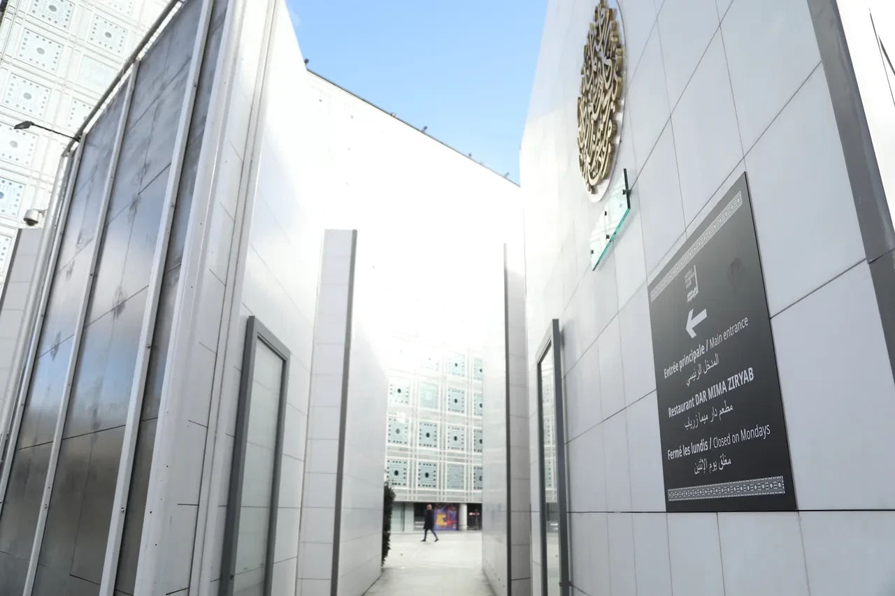 Fransız diplomatların ismi Epstein belgelerinden çıktı: Arap Dünyası Enstitüsü’ne baskın